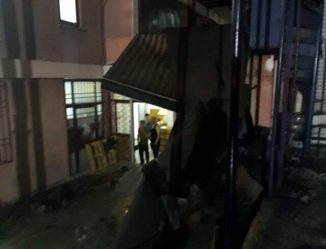 İstanbul'da şiddetli fırtına! Fabrika ve evlerin çatısı uçtu.