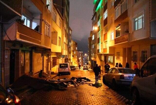 İstanbul'da şiddetli fırtına! Fabrika ve evlerin çatısı uçtu.