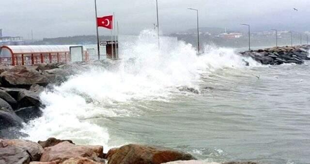 İstanbul'da şiddetli fırtına! Fabrika ve evlerin çatısı uçtu.