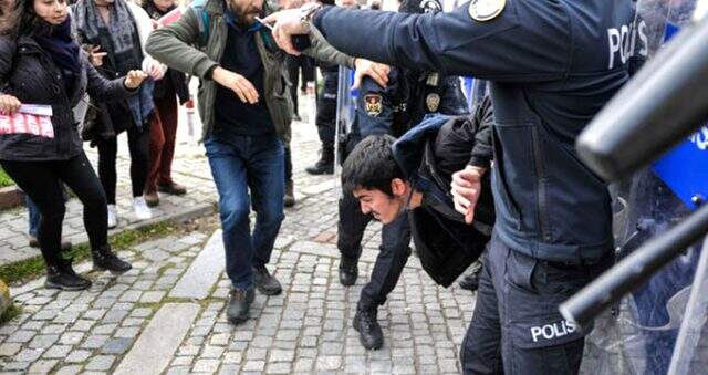İstanbul Üniversitesi'ndeki yemek eyleminde öğrenciyi darp eden polis, görevden uzaklaştırıldı
