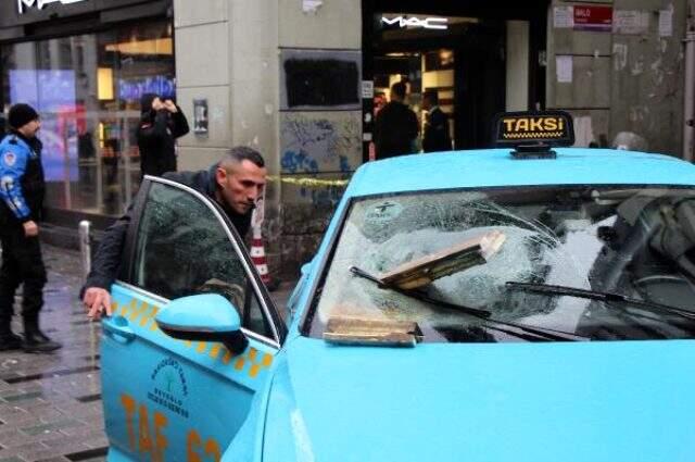 İstiklal caddesi'nde binadan kopan beton taksiye ok gibi saplandı