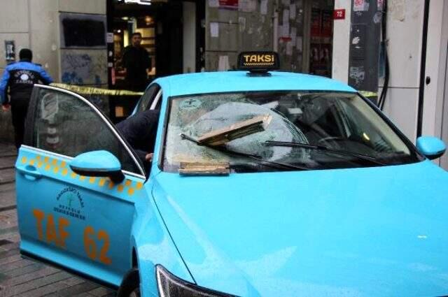 İstiklal caddesi'nde binadan kopan beton taksiye ok gibi saplandı