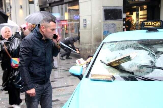 İstiklal caddesi'nde binadan kopan beton taksiye ok gibi saplandı