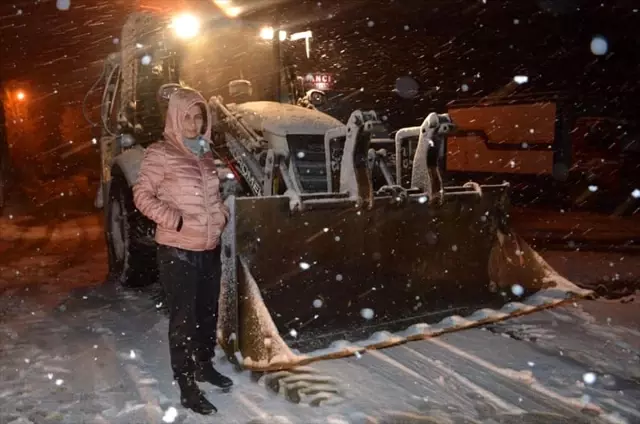 Kiraz'da kar yağışı hayatı olumsuz etkiledi Kiraz'da kar yağışı hayatı olumsuz etkiledi