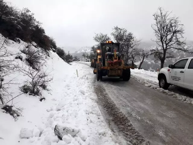 Manisa'da karla mücadeleye devam edliyor Manisa'da karla mücadeleye devam edliyor