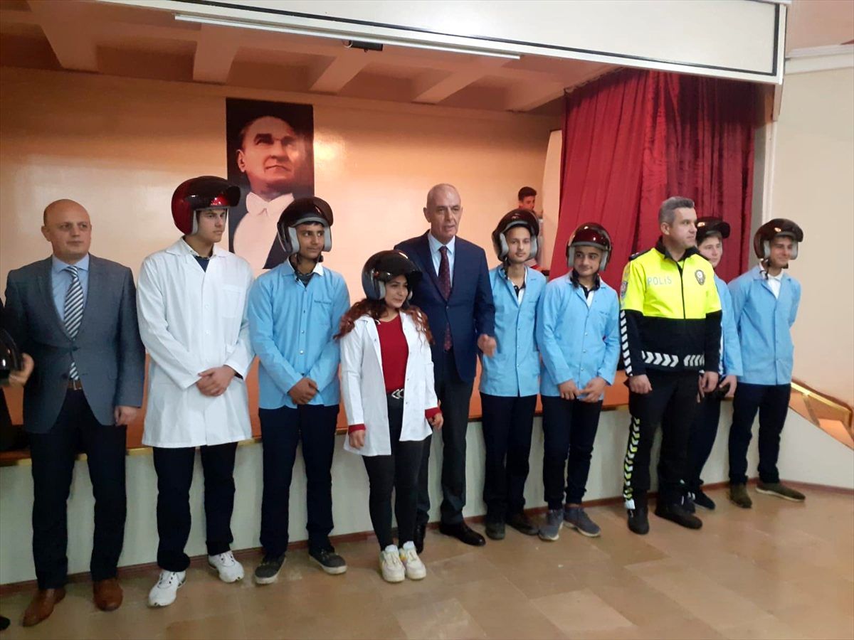 Marmaris'te öğrencilere kask dağıtıldı