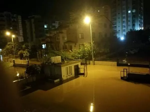 Mersin'de yaşamı felç eden kuvvetli yağış can aldı Mersin'de yaşamı felç eden kuvvetli yağış can aldı