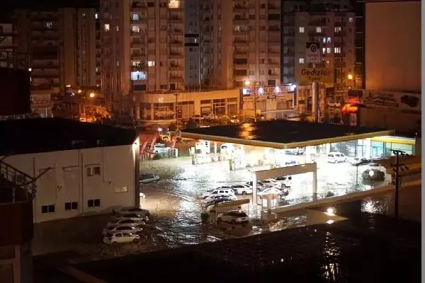 Mersin'de yaşamı felç eden kuvvetli yağış can aldı Mersin'de yaşamı felç eden kuvvetli yağış can aldı