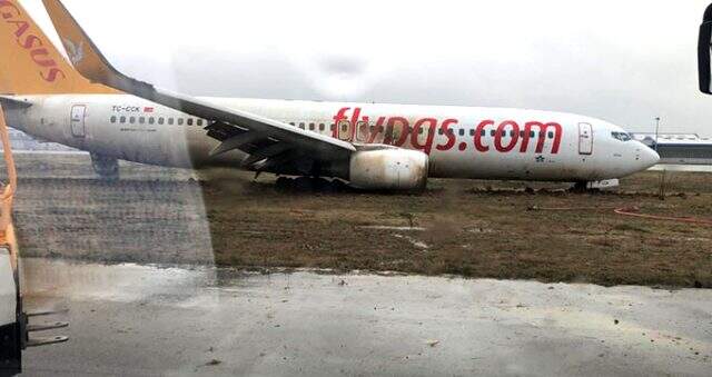 Pistten çıkan uçağın pilotları ile kulenin konuşmaları ortaya çıktı