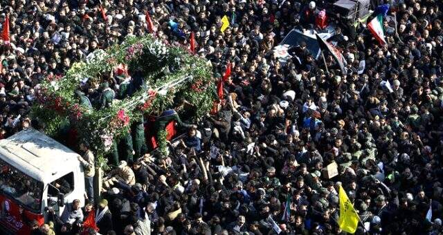 Son Dakika: İzdiham nedeniyle ertelenen Kasım Süleymani'nin defin işlemi yeniden başladı