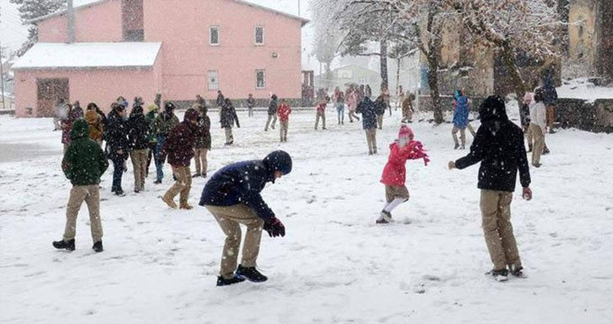 Tatil haberleri peş peşe geliyor! İki ilde eğitime bir gün ara verildi