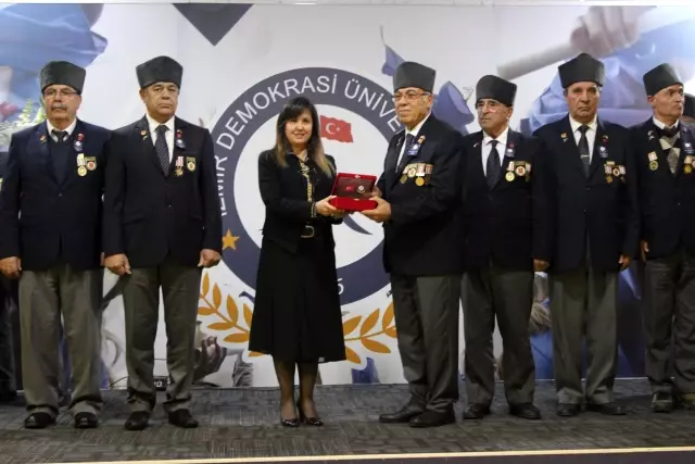 Demokrasi Üniversitesi şehitlerini unutmadı
