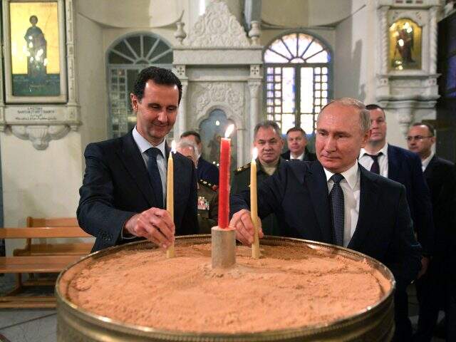 Esed'le birlikte Emevi Cami'ni gezen Putin, Kur'an-ı Kerim'i inceledi
