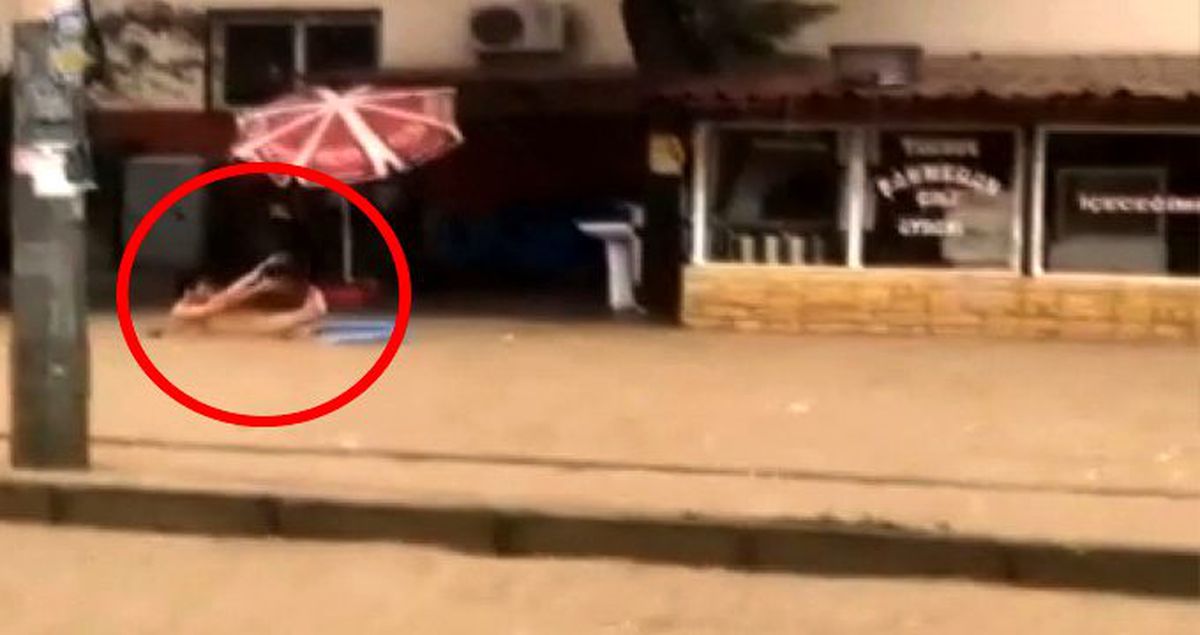 Herkesi etkileyen şiddetli yağışta o eğlenmeyi seçti! Yurdum insanı Mersin'de böyle görüntülendi
