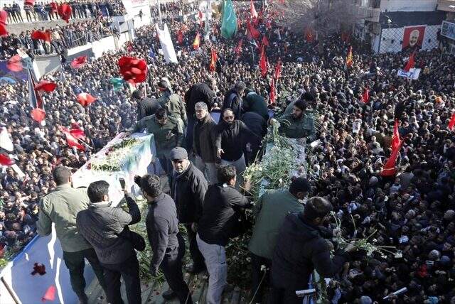 Kasım Süleymani, öldürüldüğü saatte toprağa verildi