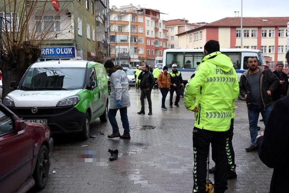 Kaza yerinden geçerken, ölen kişinin eşi olduğunu öğrendi