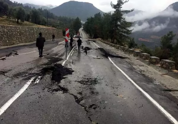 Mersin'de çökme meydana gelen yol ulaşıma kapatıldı
