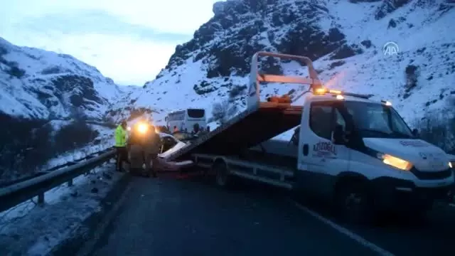 Otobüsle otomobilin çarpışması sonucu 1 kişi öldü, 1 kişi yaralandı Otobüsle otomobilin çarpışması sonucu 1 kişi öldü, 1 kişi yaralandı