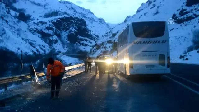 Otobüsle otomobilin çarpışması sonucu 1 kişi öldü, 1 kişi yaralandı Otobüsle otomobilin çarpışması sonucu 1 kişi öldü, 1 kişi yaralandı