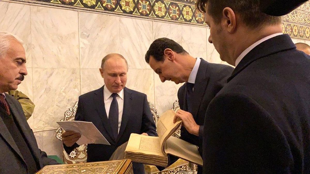 Esed'le birlikte Emevi Cami'ni gezen Putin, Kur'an-ı Kerim'i inceledi