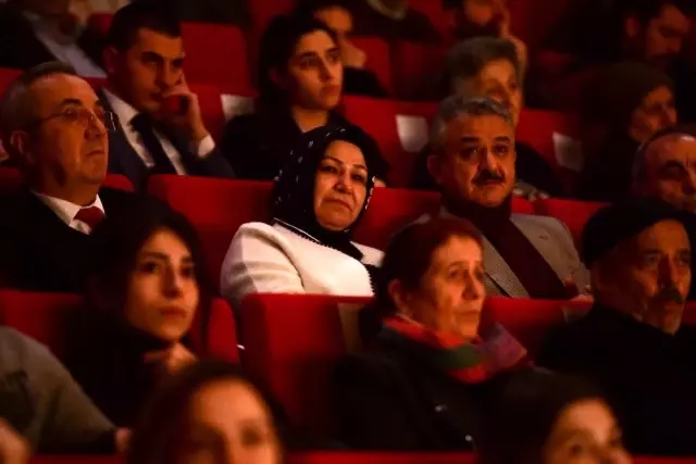 Sancaktepe'de Leyla ile Mecnun oyunu büyük beğeni aldı Sancaktepe'de Leyla ile Mecnun oyunu büyük beğeni aldı