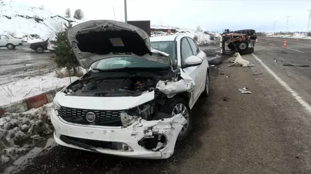 Sivas'ta otomobil traktörle çarpıştı: 2 yaralı
