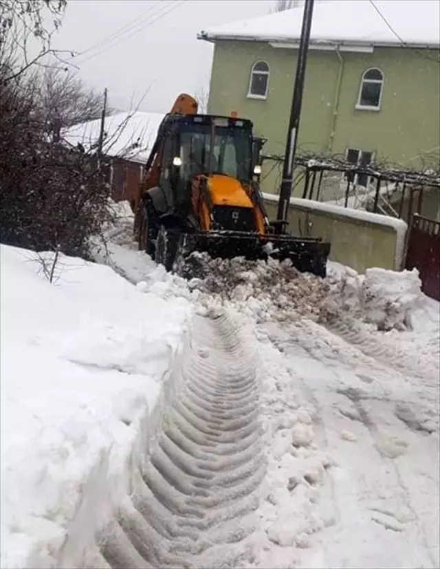 Soma'da kar nedeniyle kapanan yollarda çalışma yürütülüyor