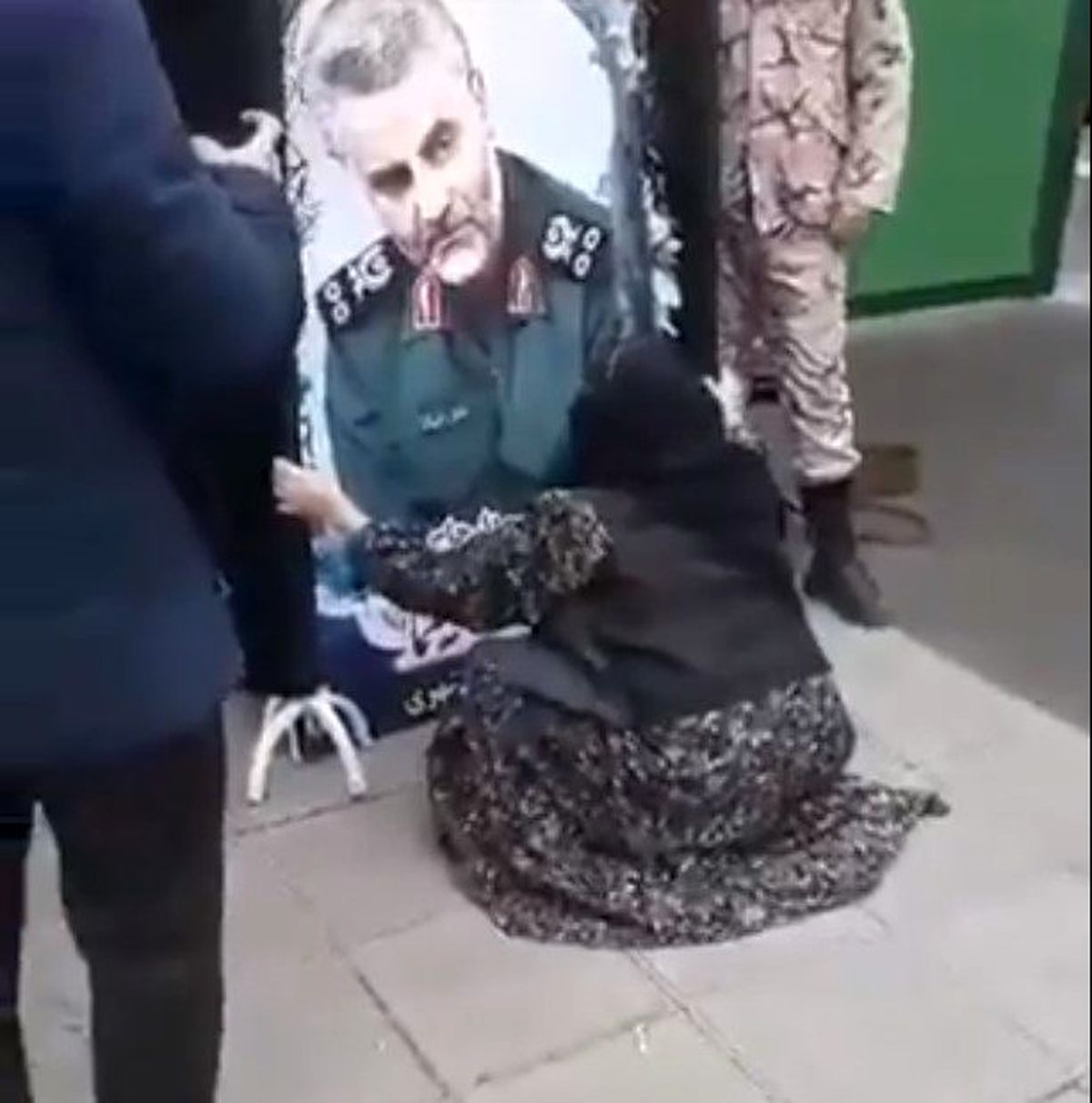 Yaşlı kadın, Kasım Süleymani'nin fotoğrafı önünde diz çöküp ağıt yaktı