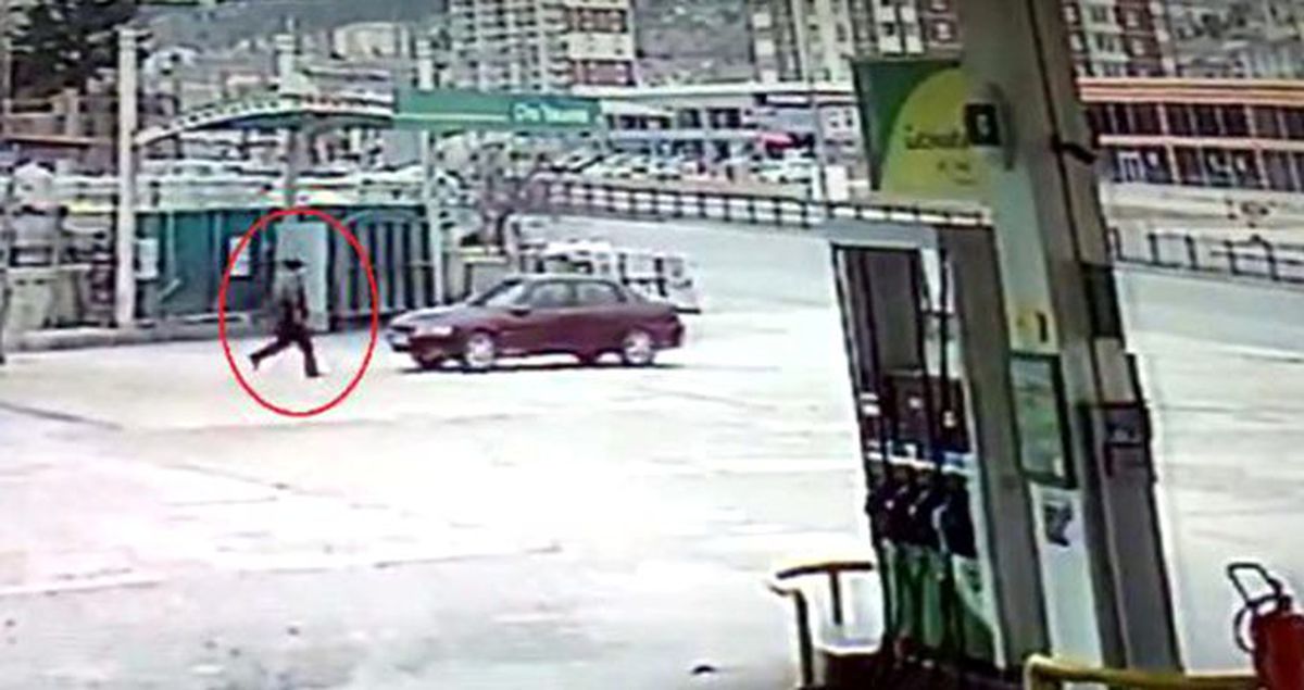 Aracının el frenini çekmeyi unuttu, peşinden metrelerce koştu