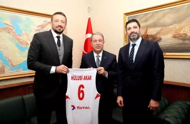 Bakan Akar, Hidayet Türkoğlu ile bir araya geldi Bakan Akar, Hidayet Türkoğlu ile bir araya geldi