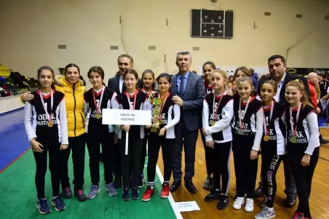 Balıkesir'de başarılı okul sporcularına ödülleri törenle verildi Balıkesir'de başarılı okul sporcularına ödülleri törenle verildi