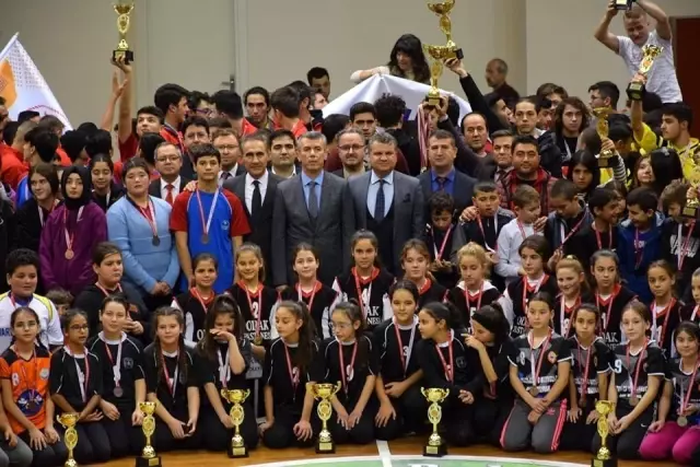 Balıkesir'de başarılı okul sporcularına ödülleri törenle verildi Balıkesir'de başarılı okul sporcularına ödülleri törenle verildi