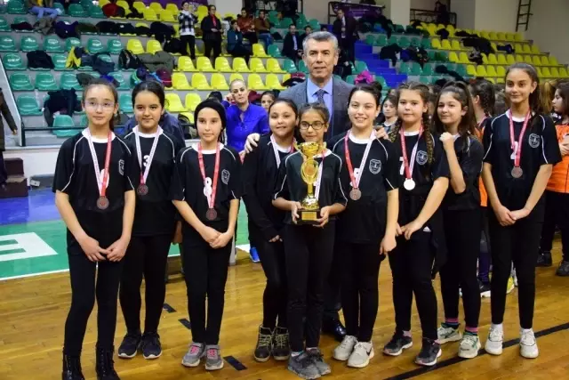 Balıkesir'de başarılı okul sporcularına ödülleri törenle verildi Balıkesir'de başarılı okul sporcularına ödülleri törenle verildi