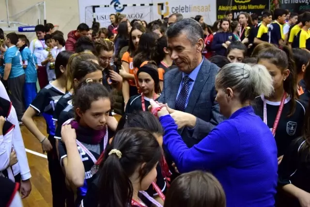 Balıkesir'de başarılı okul sporcularına ödülleri törenle verildi Balıkesir'de başarılı okul sporcularına ödülleri törenle verildi