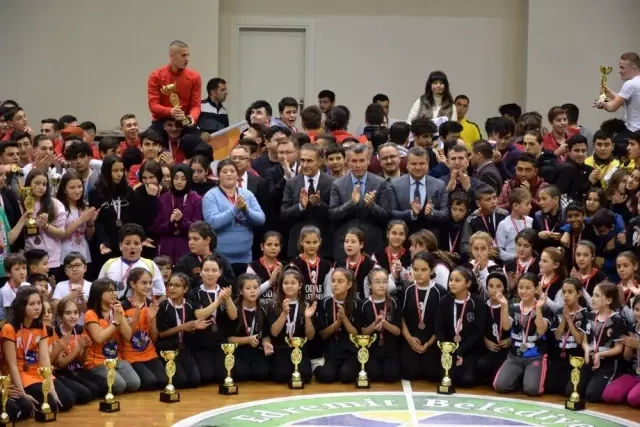 Balıkesir'de başarılı okul sporcularına ödülleri törenle verildi Balıkesir'de başarılı okul sporcularına ödülleri törenle verildi