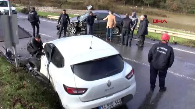Beykoz'da 2 otomobil kafa kafaya çarpıştı Beykoz'da 2 otomobil kafa kafaya çarpıştı