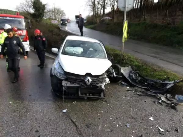 Beykoz'da 2 otomobil kafa kafaya çarpıştı Beykoz'da 2 otomobil kafa kafaya çarpıştı