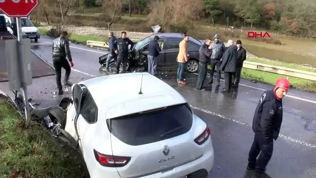 Beykoz'da 2 otomobil kafa kafaya çarpıştı Beykoz'da 2 otomobil kafa kafaya çarpıştı