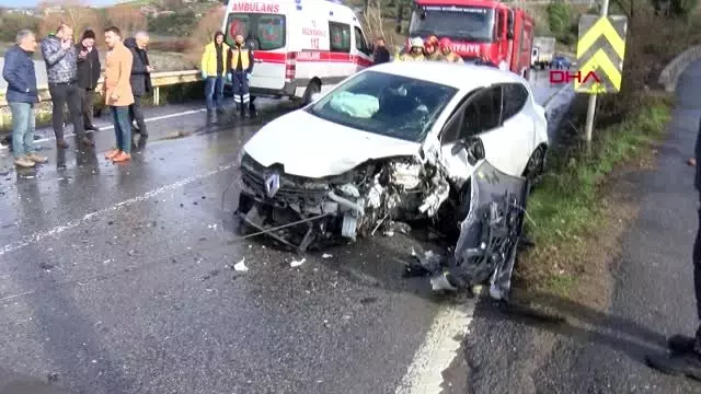 Beykoz'da 2 otomobil kafa kafaya çarpıştı Beykoz'da 2 otomobil kafa kafaya çarpıştı