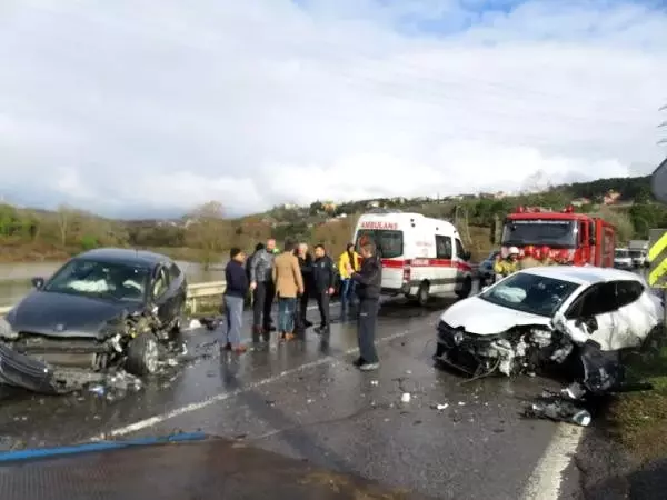 Beykoz'da 2 otomobil kafa kafaya çarpıştı Beykoz'da 2 otomobil kafa kafaya çarpıştı