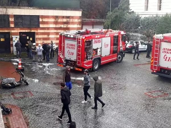 Beykoz'da otoparkta yangın, üst katlarda mahsur kalanlar kurtarıldı Beykoz'da otoparkta yangın, üst katlarda mahsur kalanlar kurtarıldı