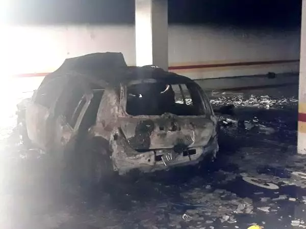 Beykoz'da otoparkta yangın, üst katlarda mahsur kalanlar kurtarıldı Beykoz'da otoparkta yangın, üst katlarda mahsur kalanlar kurtarıldı