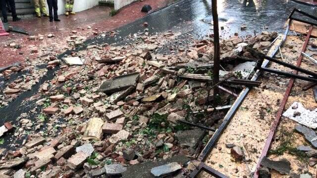 Beyoğlu'nda tadilat halindeki bir bina çöktü