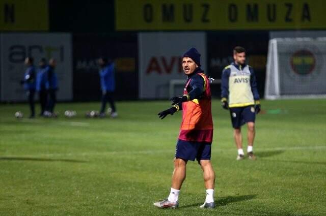 Emre Belözoğlu'nun idmanda takım arkadaşlarına taktik vermesi dikkat çekti