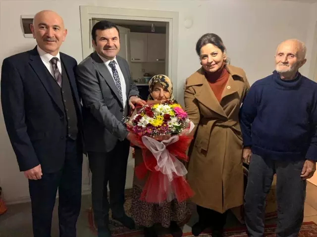 Giresun Vali Yardımcısı Tanrıseven'den 35 yıl sonra yeniden evlenen çifte ziyaret Giresun Vali Yardımcısı Tanrıseven'den 35 yıl sonra yeniden evlenen çifte ziyaret