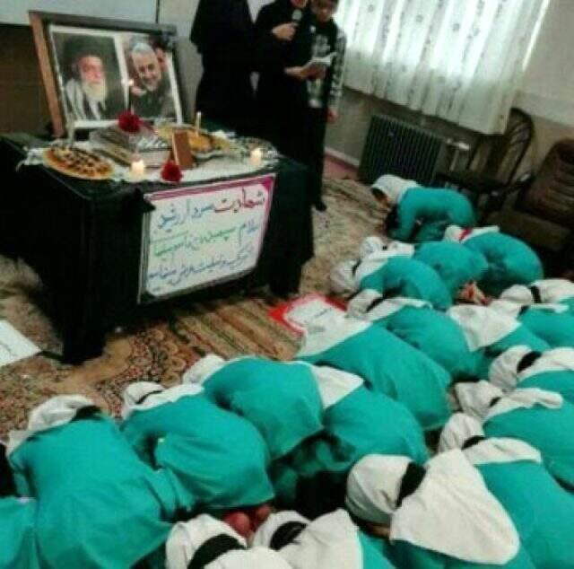 İranlı çocuklara Kasım Süleymani fotoğrafının önünde secde ettirildi