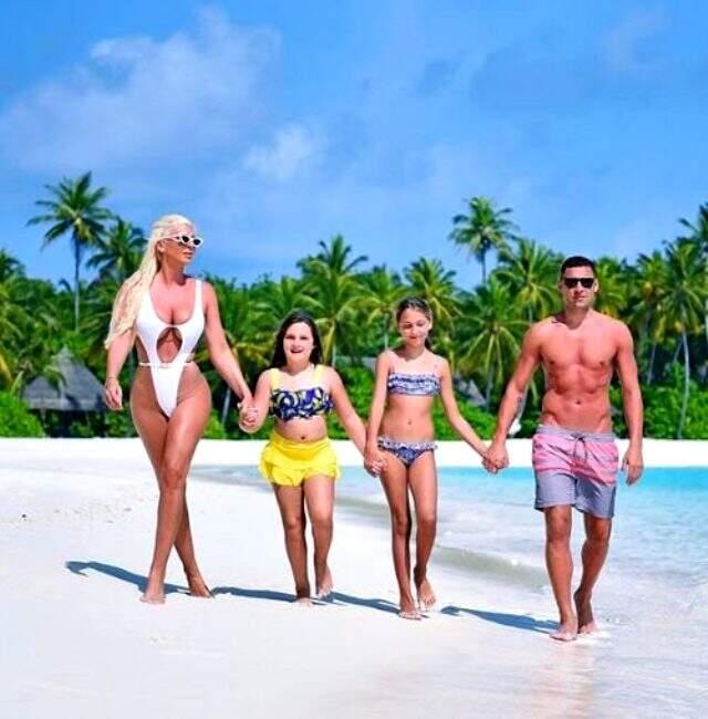 Jelena Karleusa, evinin önünde bekleyen Vranjes'i polise şikayet etti