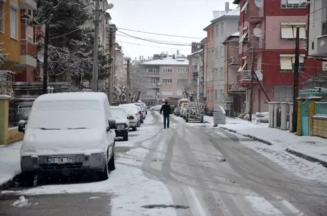 Karaman'da kar yağışı şehirler arası ulaşımı aksatıyor
