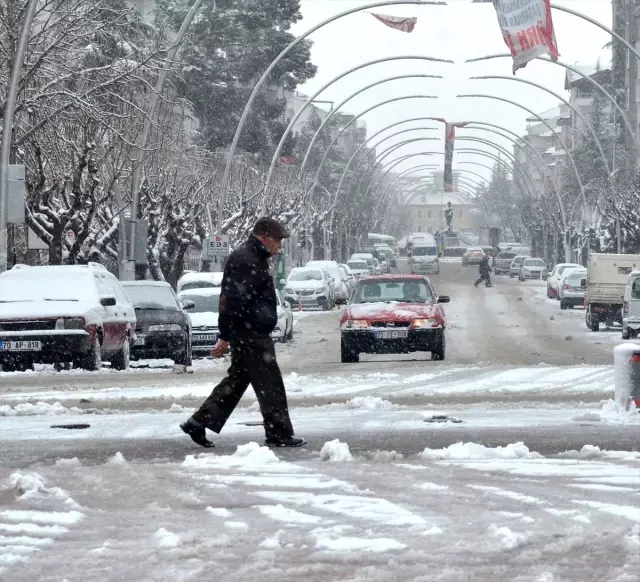 Karaman'da kar yağışı şehirler arası ulaşımı aksatıyor