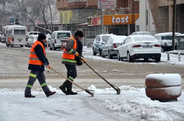 Karaman'da kar yağışı şehirler arası ulaşımı aksatıyor